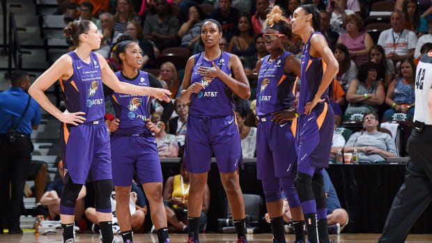 diana_taurasi_dewanna_bonner_hold_court_for_mercury.jpg